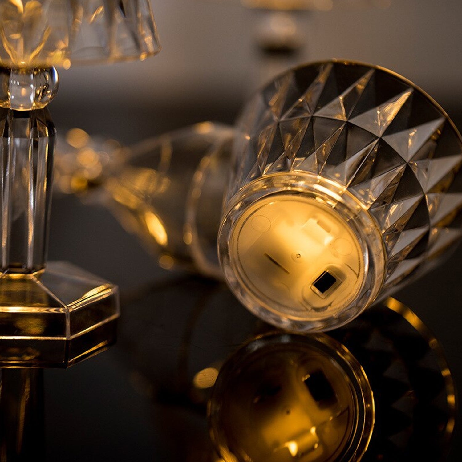 Mini crystal lamp with modern reflection light. Mini crystal lamp with modern reflection light.